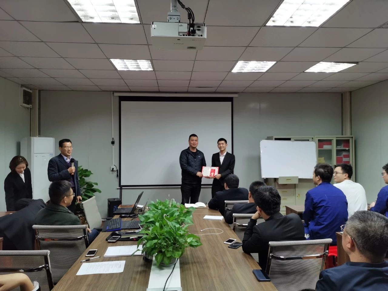 銅獎-鵬翔石英石事業(yè)部——磨機生產(chǎn)線